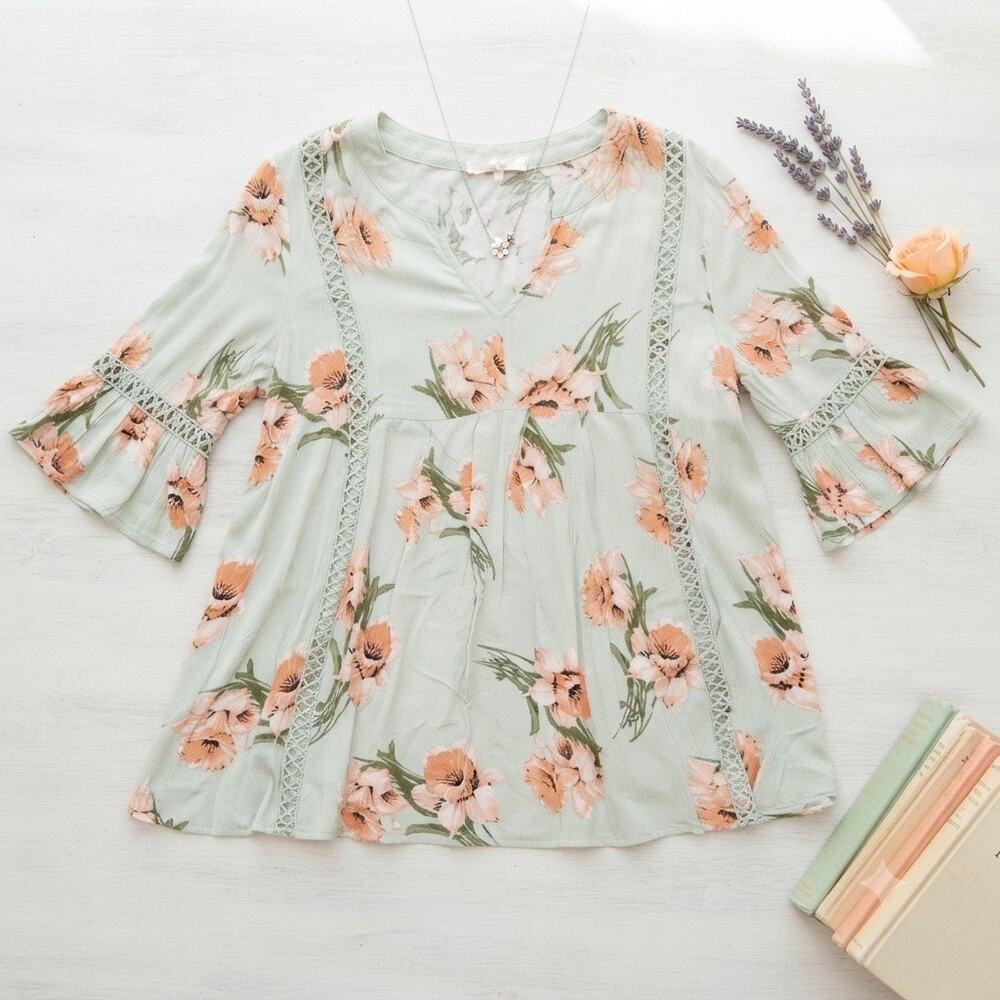 Blu Pepper Women’s Floral Bell Sleeve Top Size Small Sage Green Peplum Blouse